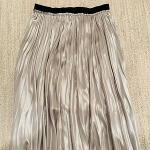 ❤️ ZARA…AMAZING PLEATED SILVER SHIMMER SKIRT w/ Velvet Band trim!